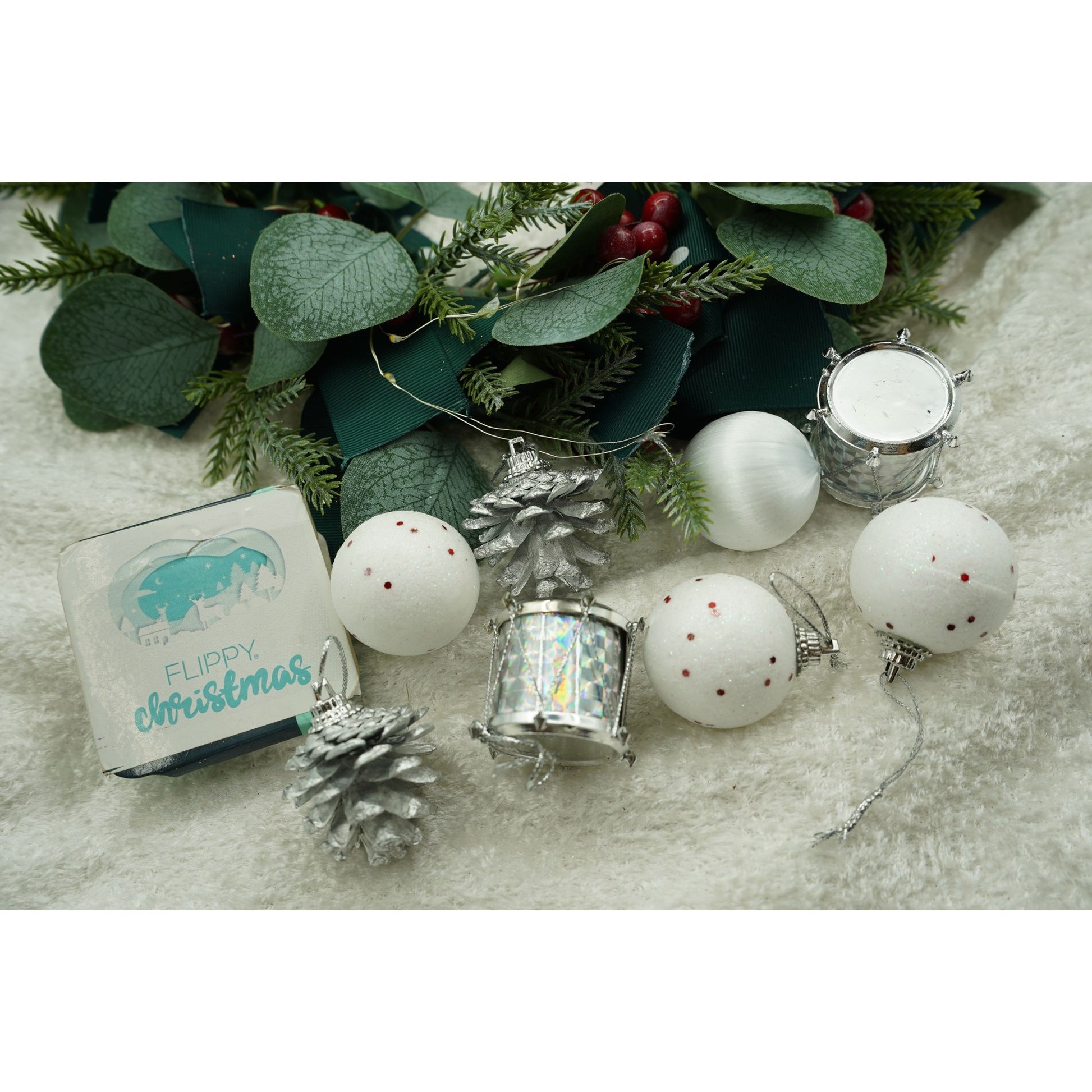 Set de 12 ornamente de brad, Klevo, de tip Glob, Alb/ Argintiu, din polistiren, cu finisaj sclipitor , cutie  4  cm adancime x 20  cm inaltime x 12  cm lungime)