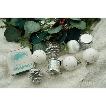 Set de 12 ornamente de brad, Klevo, de tip Glob, Alb/ Argintiu, din polistiren, cu finisaj sclipitor , cutie  4  cm adancime x 20  cm inaltime x 12  cm lungime)