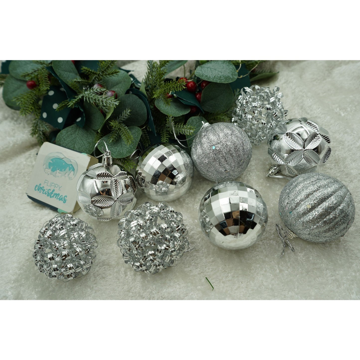 Set de 12 ornamente de brad, Klevo, de tip Glob, Argintiu, din plastic, cu finisaj sclipitor , cutie  6  cm adancime x 30  cm inaltime x 18  cm lungime)
