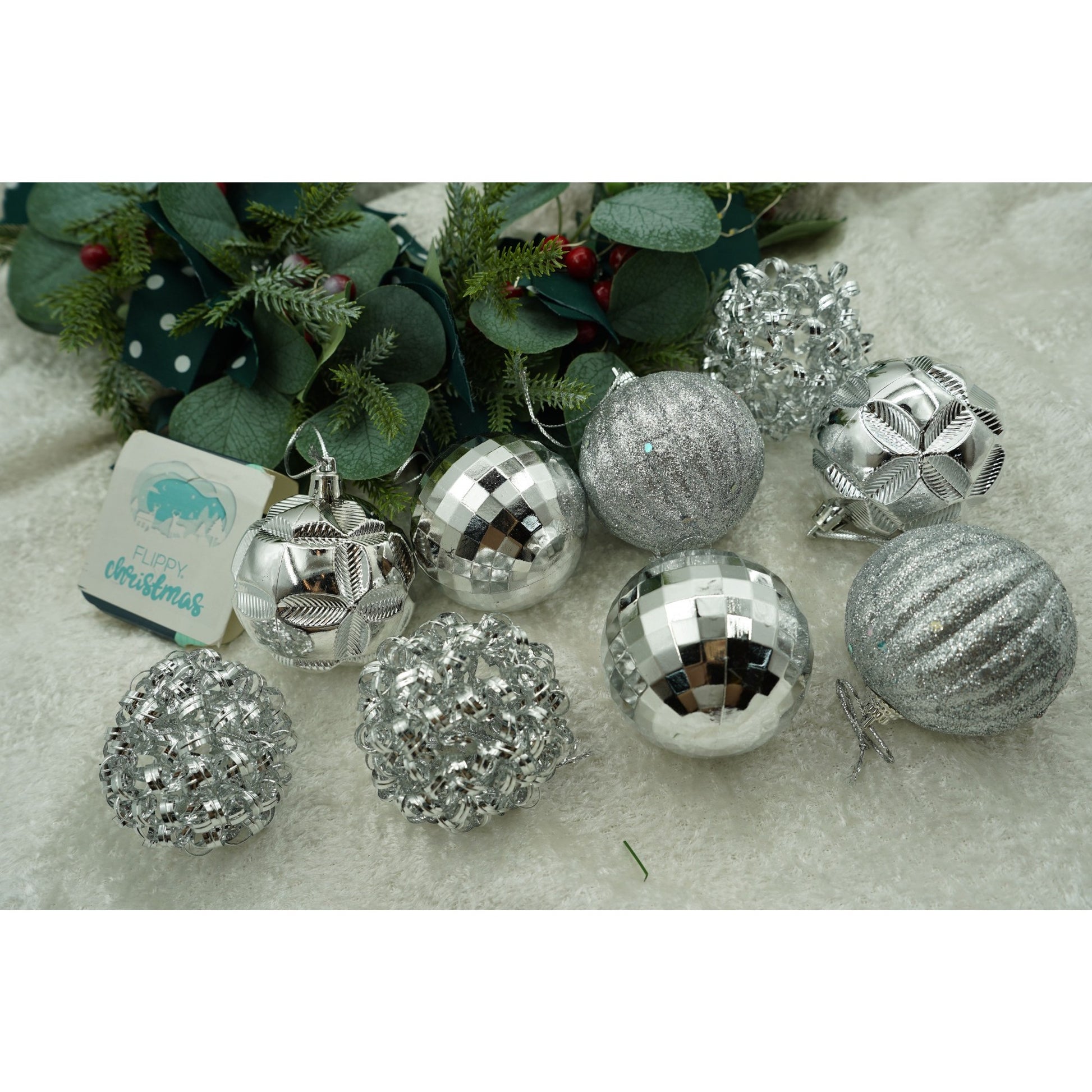 Set de 12 ornamente de brad, Klevo, de tip Glob, Argintiu, din plastic, cu finisaj sclipitor , cutie  6  cm adancime x 30  cm inaltime x 18  cm lungime)