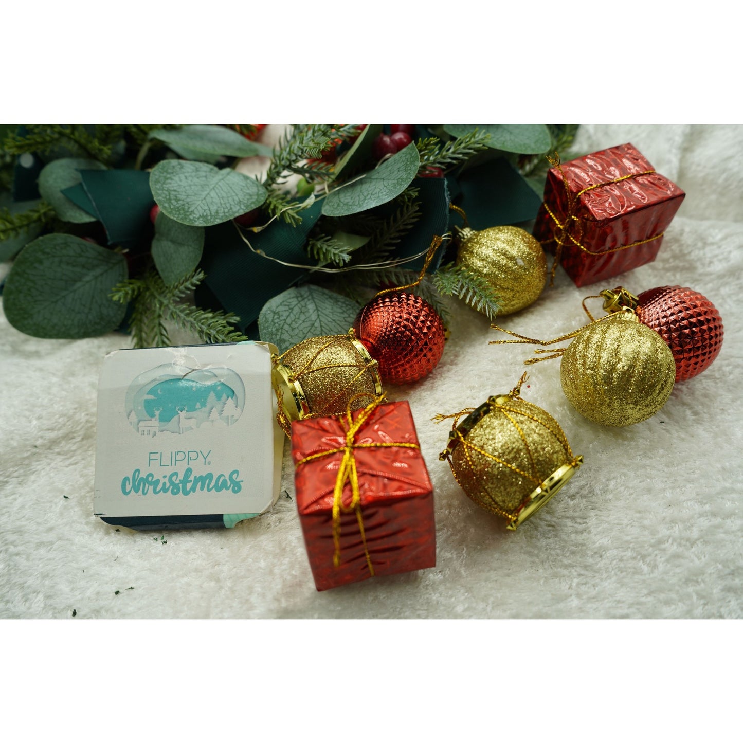 Set de 12 ornamente de brad, Klevo, de tip Glob, Rosu/ Auriu, din polistiren, cu finisaj sclipitor , cutie  4  cm adancime x 20  cm inaltime x 12  cm lungime)