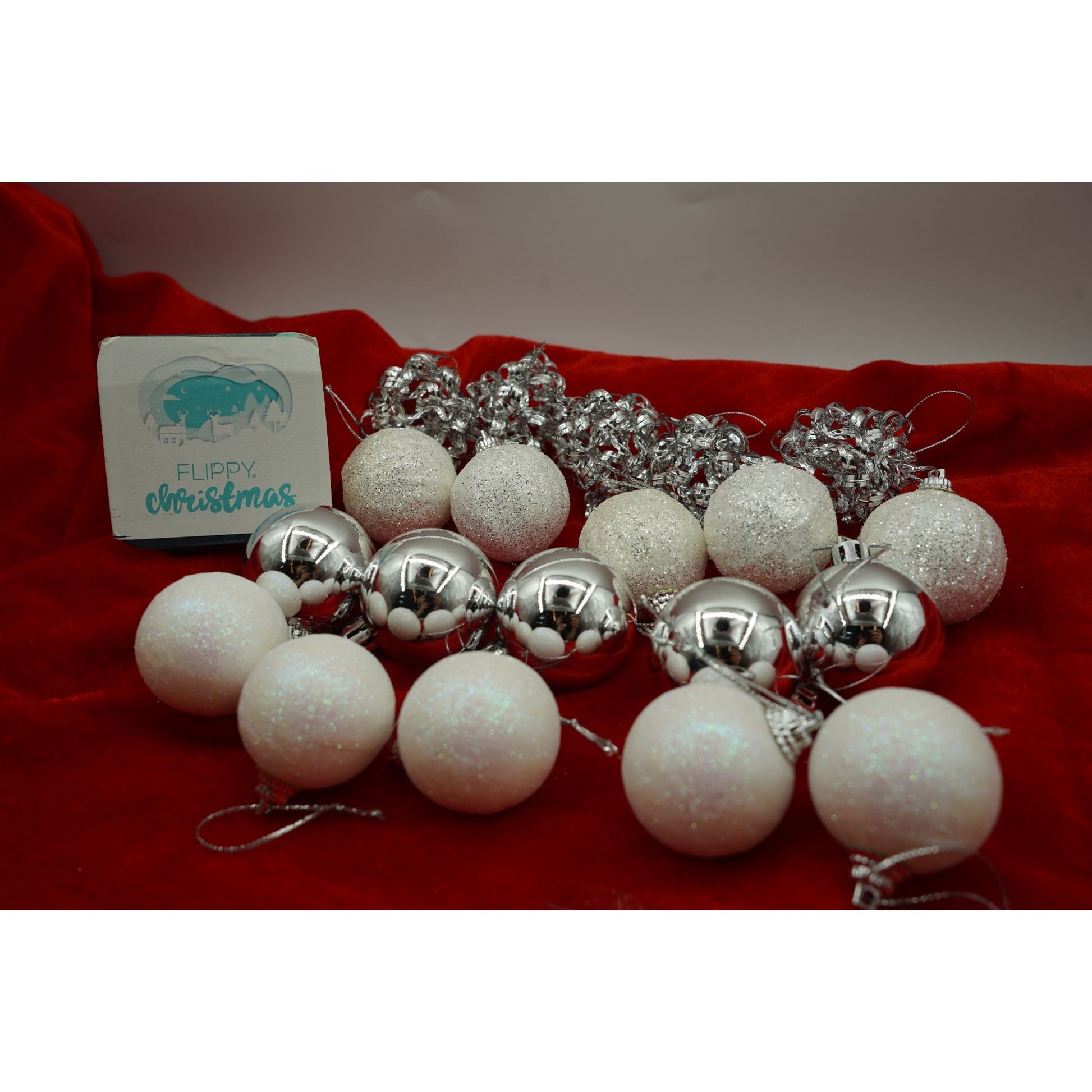 Set de 20 ornamente de brad, Klevo, de tip Glob, Alb/ Argintiu, din polistiren, cu finisaj sclipitor , cutie  4  cm adancime x 20  cm lungime x 16  cm inaltime