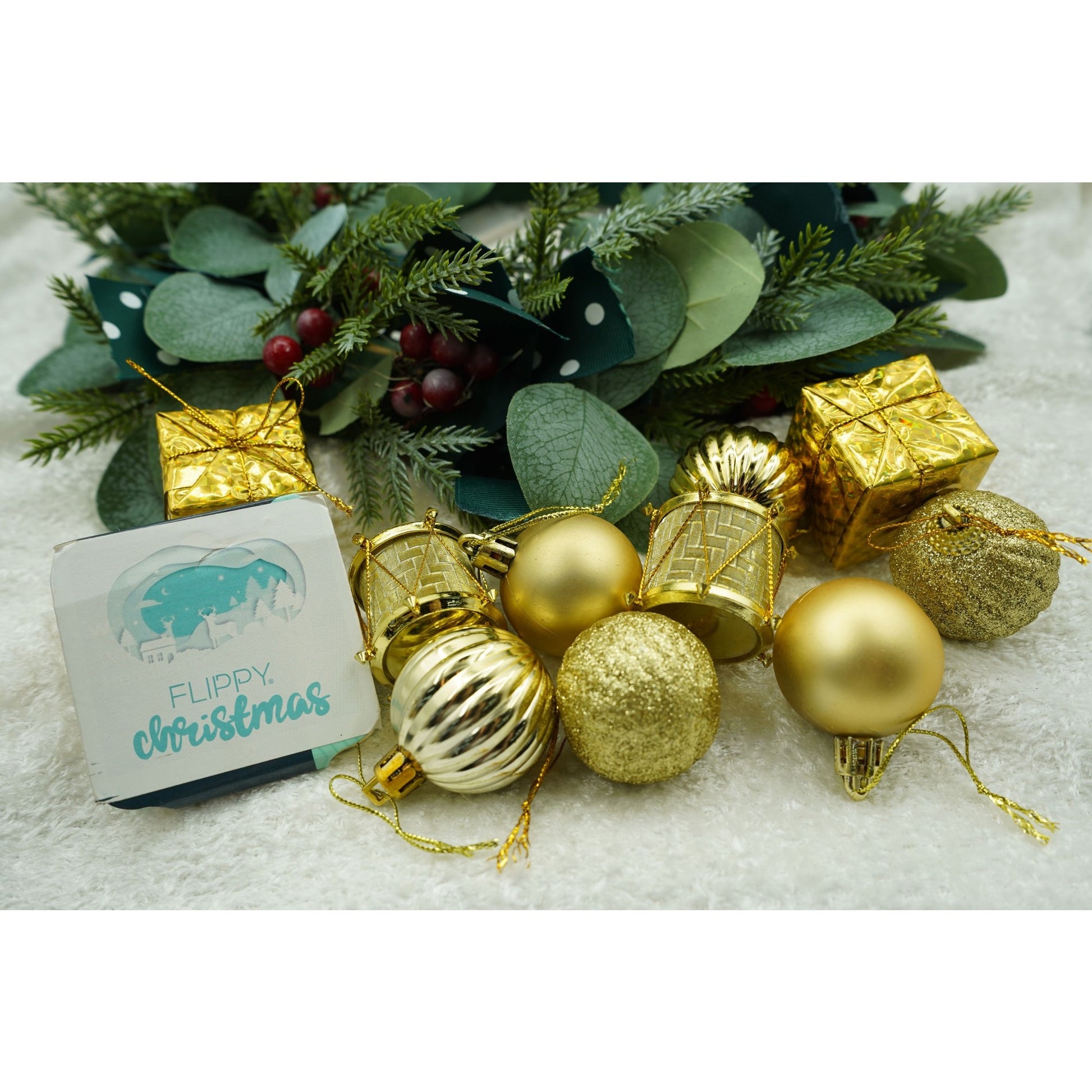 Set de 20 ornamente de brad, Klevo, de tip Glob, Auriu, din polistiren, cu finisaj sclipitor , cutie  4  cm adancime x 20  cm lungime x 16  cm inaltime