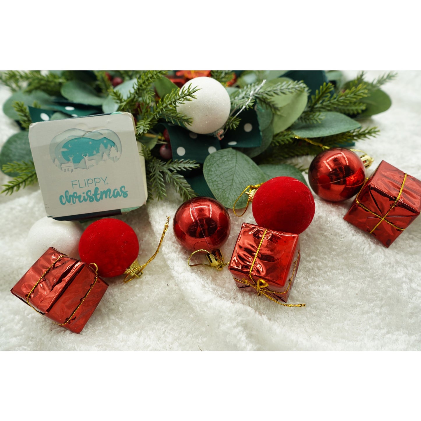 Set de 35 ornamente de brad, Klevo, de tip Glob, Alb/ Rosu, din polistiren, cu finisaj sclipitor , cutie  11  cm adancime x 19  cm inaltime x 11  cm lungime)