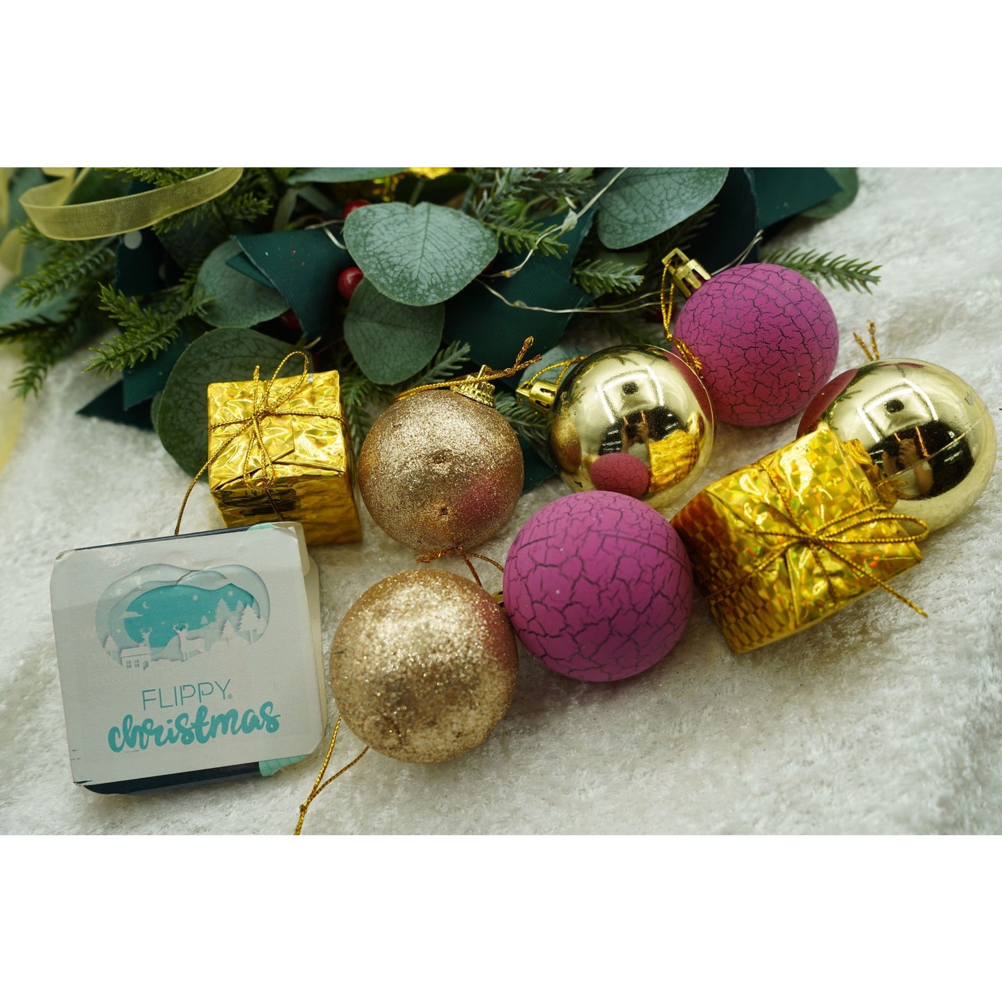 Set de 35 ornamente de brad, Klevo, de tip Glob, Auriu/ Mov, din polistiren, cu finisaj sclipitor , cutie  14  cm adancime x 23  cm inaltime x 14  cm lungime)
