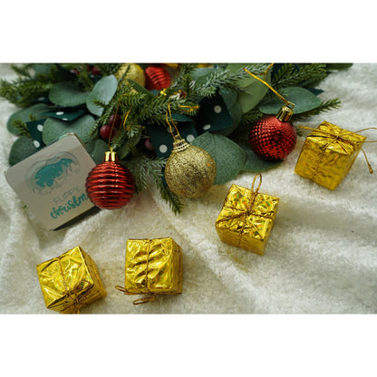 Set de 35 ornamente de brad, Klevo, de tip Glob, Rosu/ Auriu, din polistiren, cu finisaj sclipitor , cutie  11  cm adancime x 19  cm inaltime x 11  cm lungime)