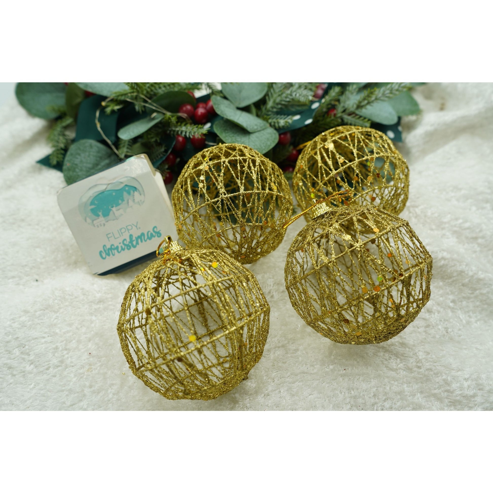 Set de 4 ornamente de brad, Klevo, de tip Glob, Auriu, cu ø de 8 cm, din metal, cu finisaj sclipitor , cutie  8  cm adancime x 32  cm lungime x 8  cm inaltime