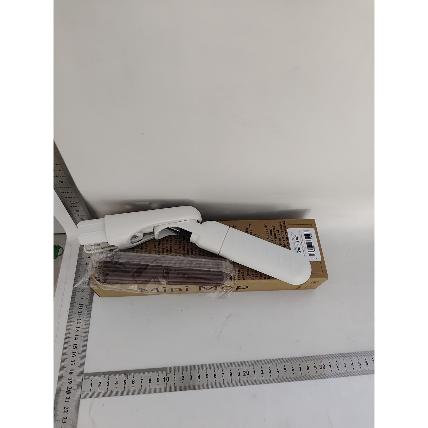 Mop Plat cu Pulverizare, Klevo, Recipient pentru Solutie de Suprafete, Geamuri, Interior Auto, Maner Scurt, Usor de Utilizat, Sistem de Stoarcere, 15.5 x 15.5 x 12.5 cm, Alb
