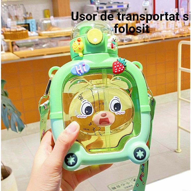 Sticla cu pai pentru copii, Klevo, model ursulet, gradata, stickere aplicate, curea reglabila, din plastic rezistent la cadere, 1l, Verde, 20 x 13 cm
