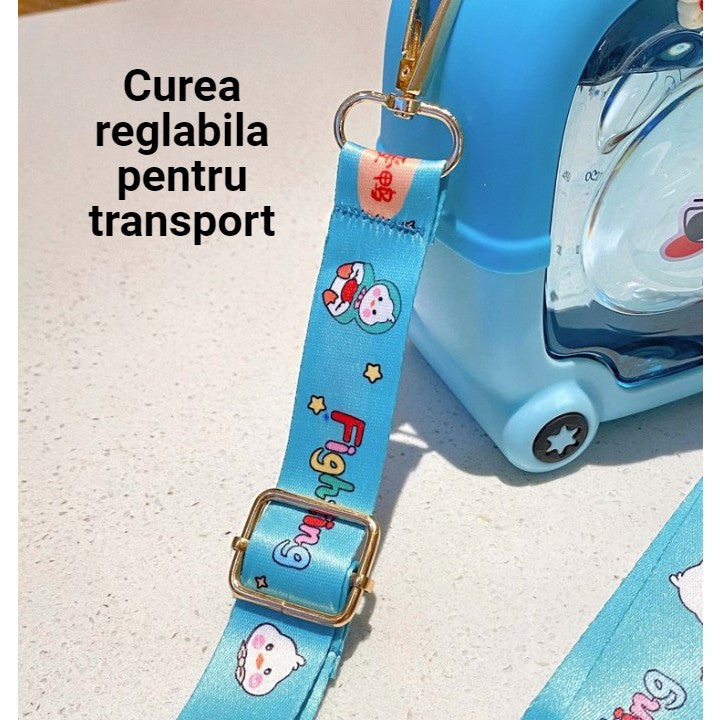 Sticla cu pai pentru copii, Klevo, model ursulet, gradata, stickere aplicate, curea reglabila, din plastic rezistent la cadere, 1l, Albastru, 20 x 13 cm