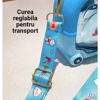 Sticla cu pai pentru copii, Klevo, model ursulet, gradata, stickere aplicate, curea reglabila, din plastic rezistent la cadere, 1l, Albastru, 20 x 13 cm