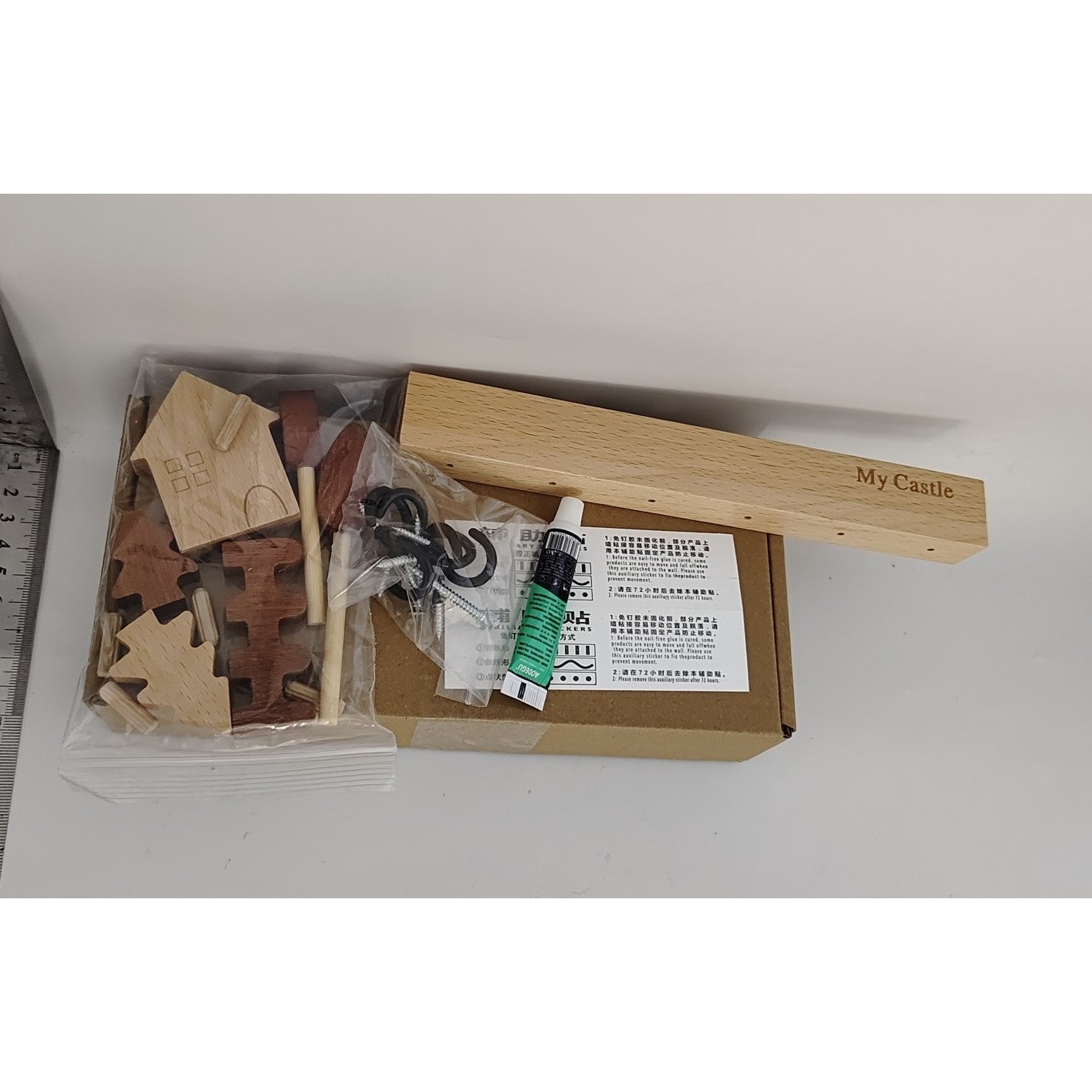 Suport pentru Chei, Klevo, din Lemn, Aplicare fara Perforare, Adeziv Inclus, 6 Carlige Negre, Model Casuta, Greutate Suportata 5 kg, 14.5 x 2 x 22.5 cm, Maro