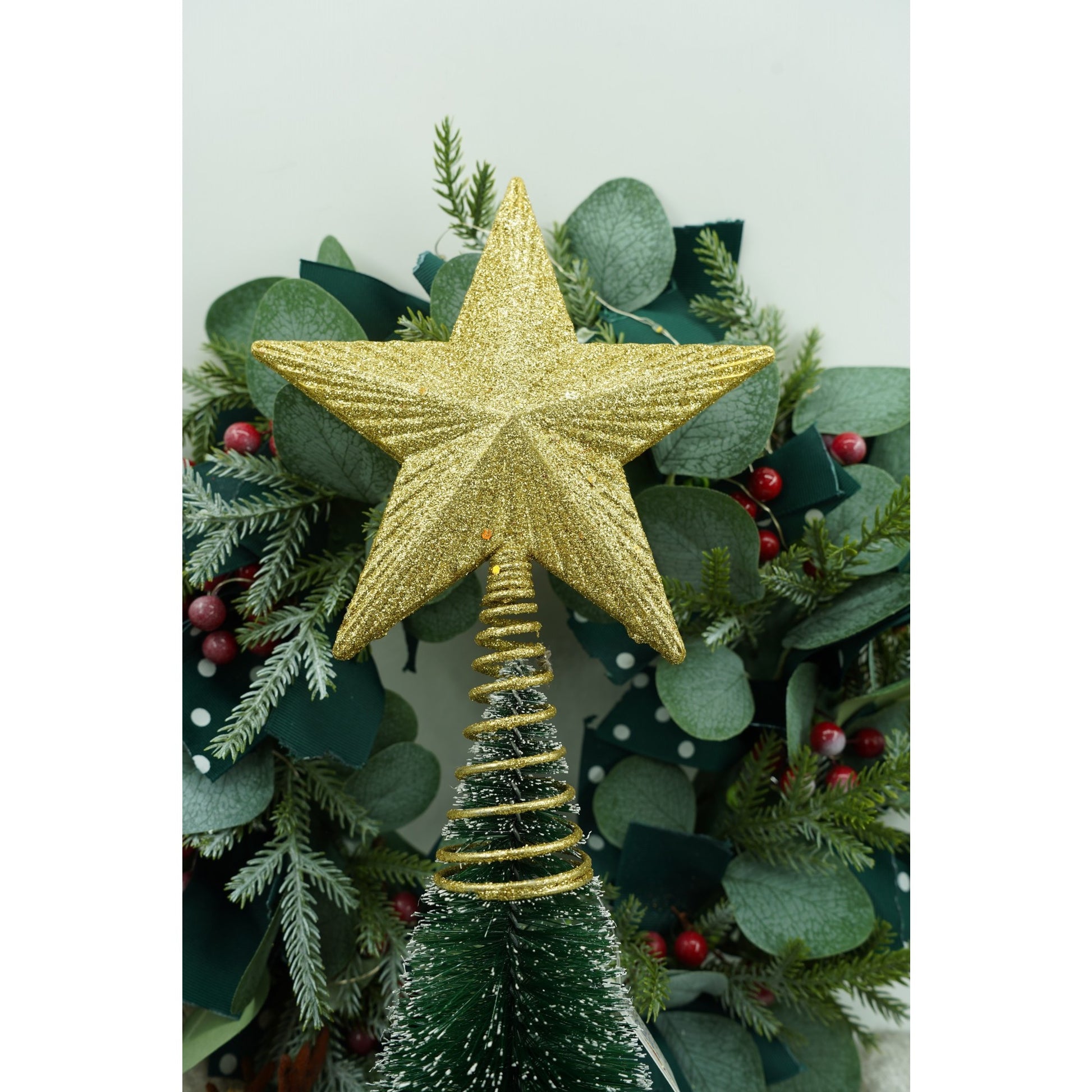 Varf decorativ de brad, Auriu, in forma de Stea, cu design in relief, din Plastic/Metal, 15.5 cm x 20.5 cm, Interior/Exterior, Klevo