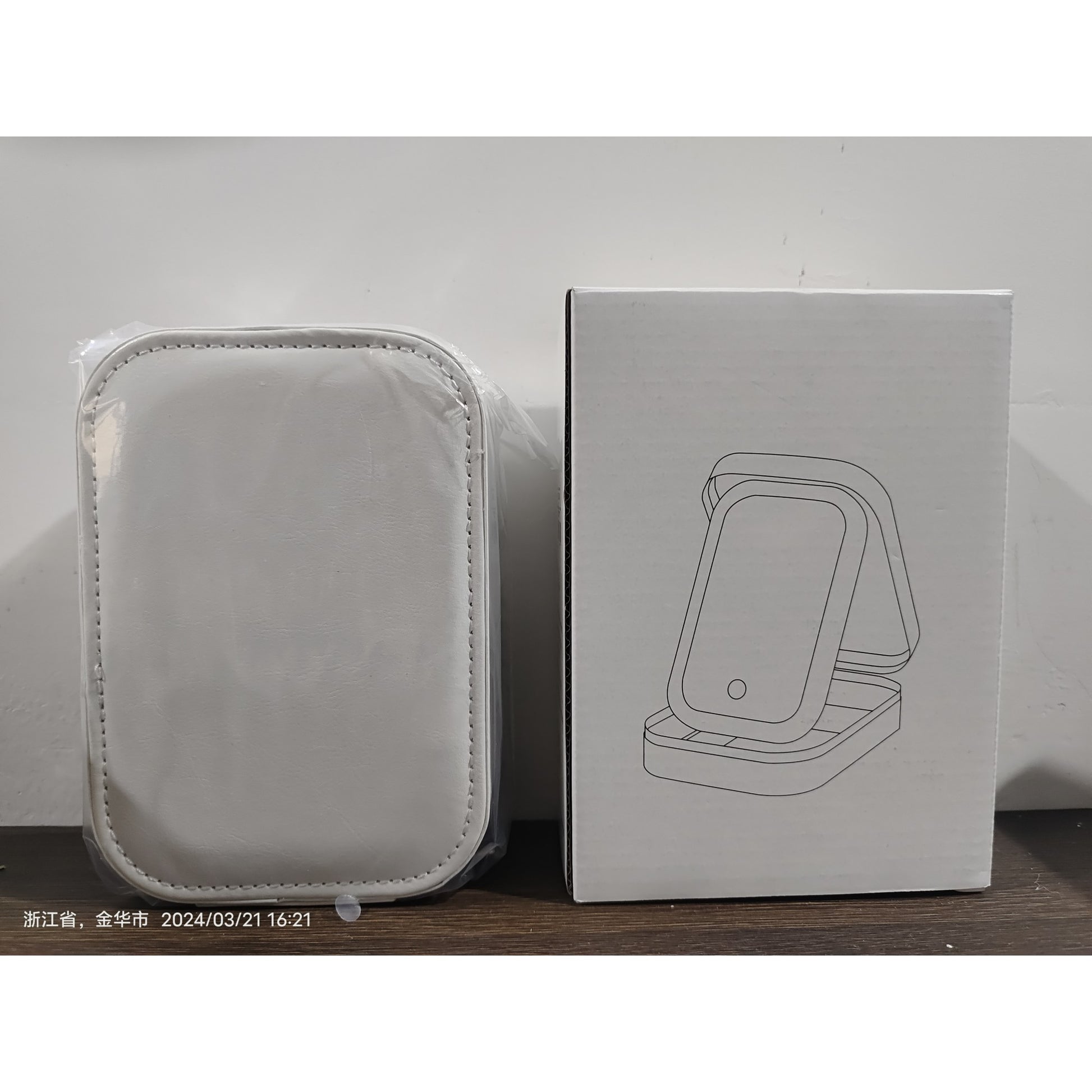 Portfard, Klevo, Geanta Cosmetice, cu Oglinda LED, 3 Moduri de Lumina, Incarcare USB, Baterie 1200 mAh, pentru Organizarea Cosmeticelor, 4 Compartimente, Imitatie Piele, Alb, 16.5x11.5x6 cm