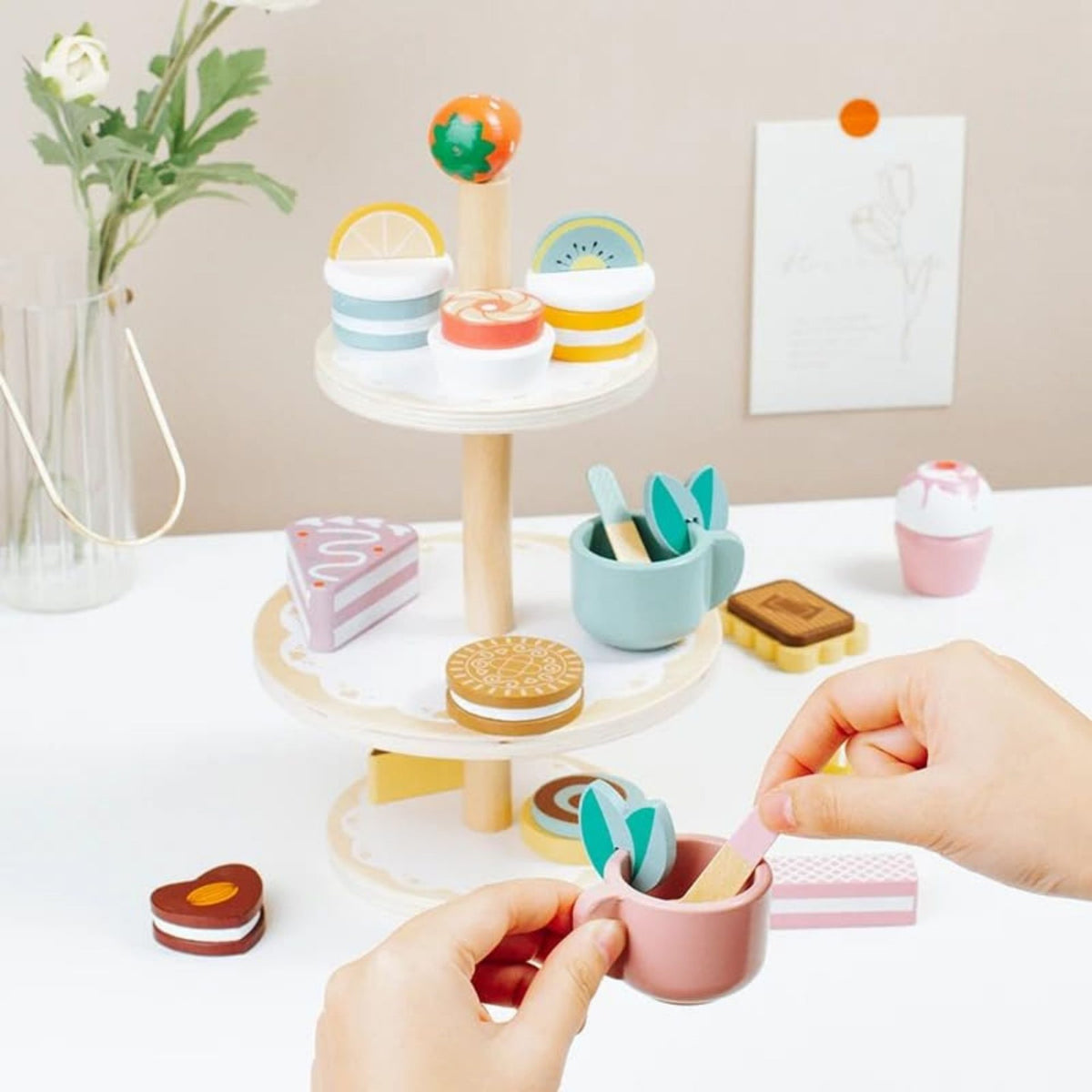 Jucarie Educativa Montessori din Lemn, Klevo, Set de Joaca Interactiv, Model Etajera cu 3 Niveluri pentru Deserturi si Prajituri, Dezvolta Motricitatea si Imaginatia, 3ani+, Multicolor
